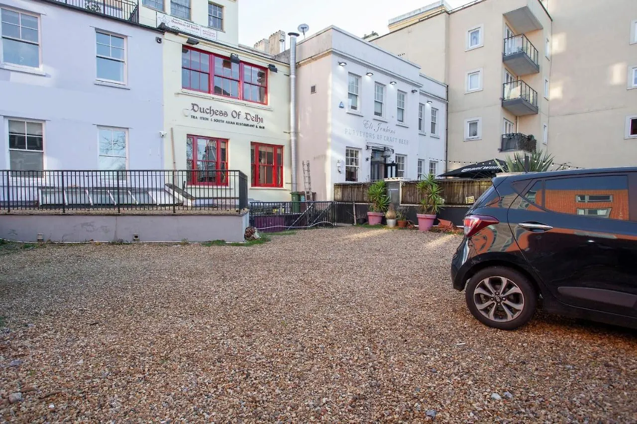 Higgihaus #5 3-5 Bed Small Groups Hip Location Sleeps 4 - 10 Cardiff United Kingdom