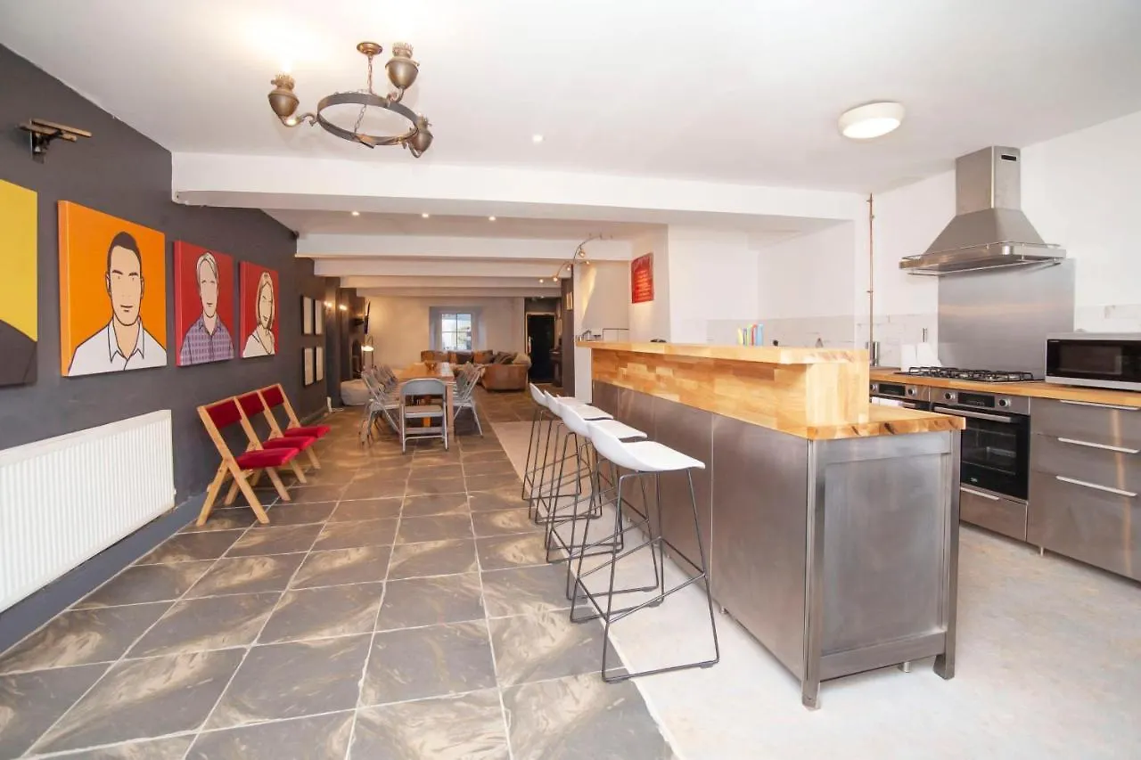 Higgihaus #5 3-5 Bed Small Groups Hip Location Sleeps 4 - 10 Cardiff 0*,  United Kingdom