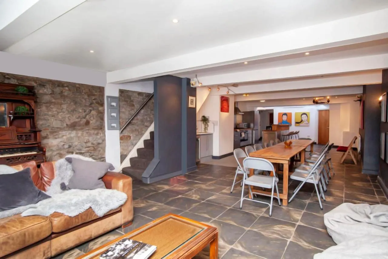 Higgihaus #5 3-5 Bed Small Groups Hip Location Sleeps 4 - 10 Cardiff Holiday home